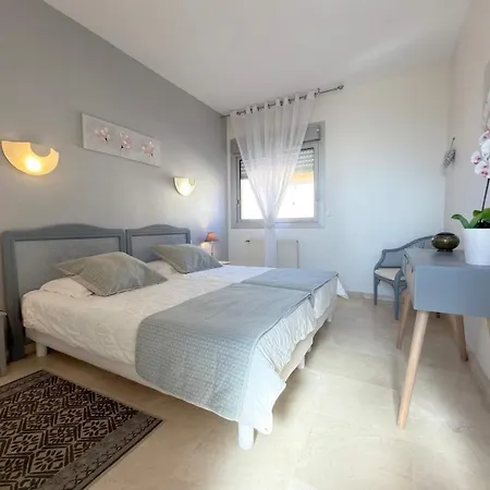 Beachfront 3 Bedroom With Panoramic Sea View And Balcony