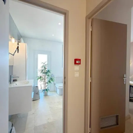Beachfront 3 Bedroom With Panoramic Sea View And Balcony Appartamento