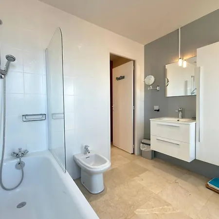 Beachfront 3 Bedroom With Panoramic Sea View And Balcony *