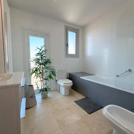 Appartamento Beachfront 3 Bedroom With Panoramic Sea View And Balcony *