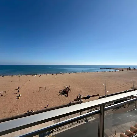 Beachfront 3 Bedroom With Panoramic Sea View And Balcony
