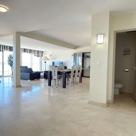 Appartamento Beachfront 3 Bedroom With Panoramic Sea View And Balcony