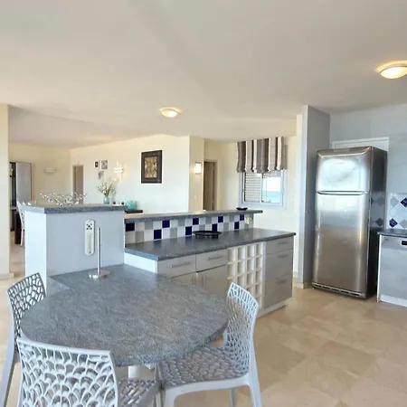 Appartamento Beachfront 3 Bedroom With Panoramic Sea View And Balcony *