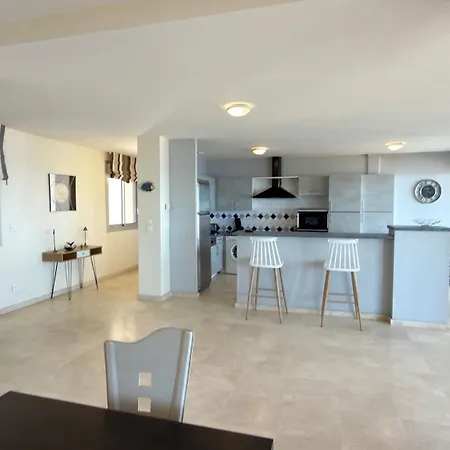 Beachfront 3 Bedroom With Panoramic Sea View And Balcony